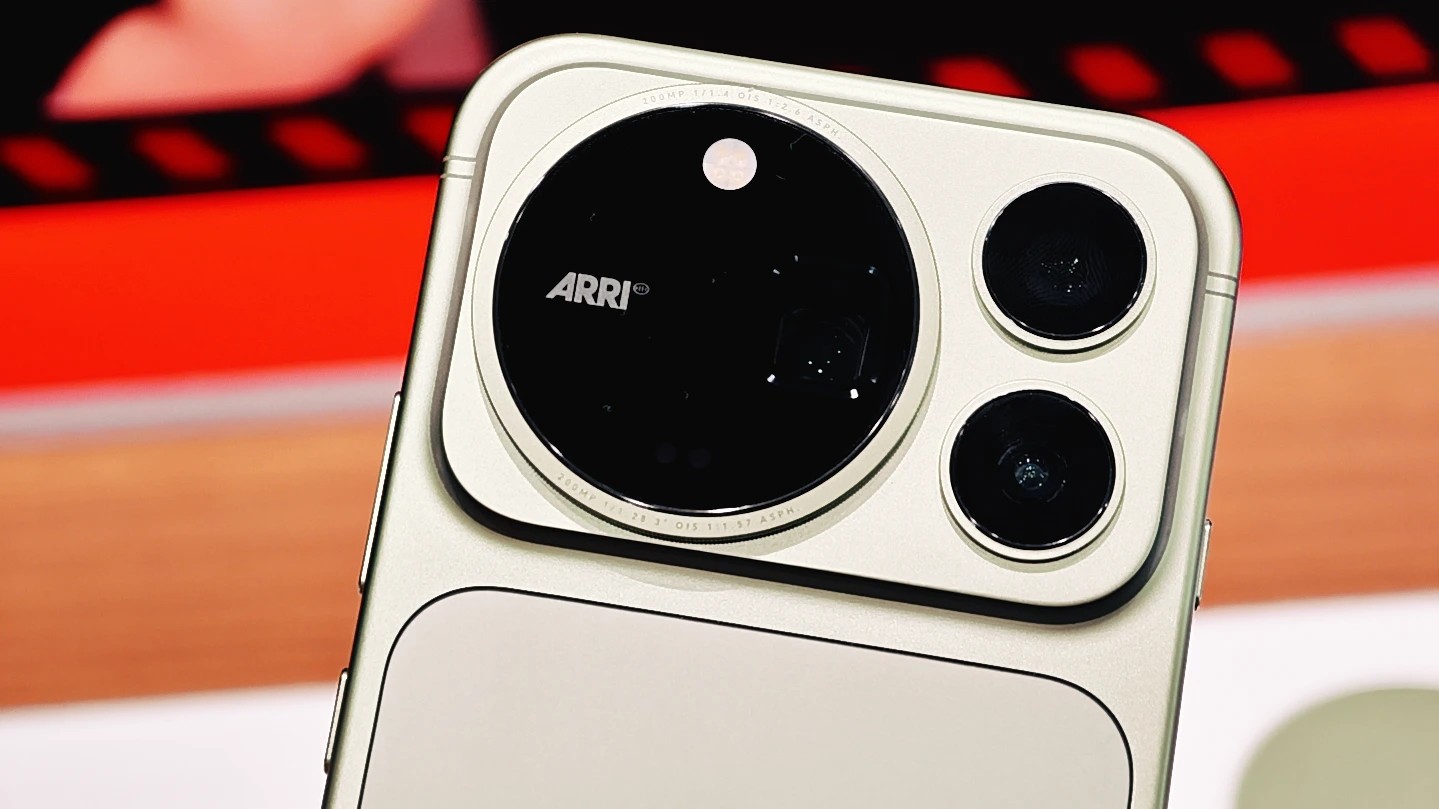All three cameras on the Oppo Find X10 Pro Max have a resolution of 200 megapixels . This is the first camera phone with such a set.